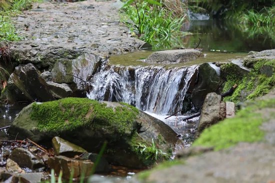 溪水汩汩