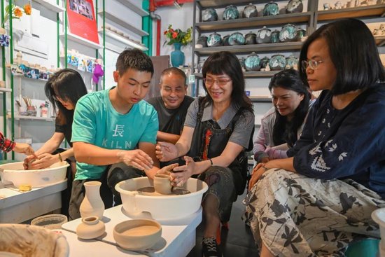 文艺工作者在长沙铜官窑国风乐园体验陶艺制作。湖南日报全媒体记者 郭立亮 摄