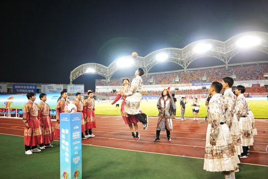 （湘超首秀开场前的甲胄、汉服蹴鞠表演 申兴刚摄）