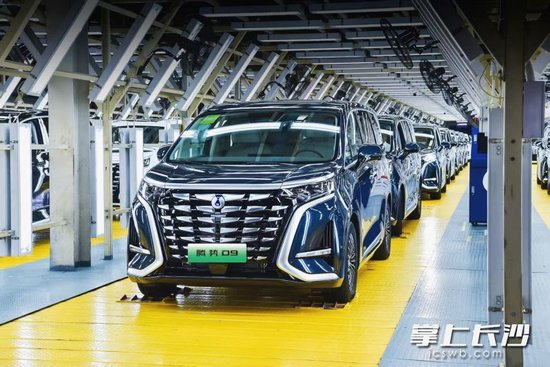 一台台腾势D9正从雨花经开区比亚迪工厂下线。均为资料图片