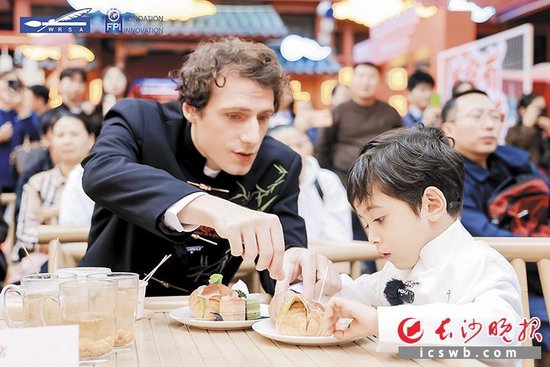 美食体验周推介官中法混血萌娃小熠坨与家人品尝美食。