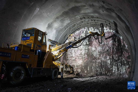 11月1日，在邵永高铁东安隧道施工现场，中铁二十五局工人操作三臂凿岩台车进行钻孔作业。