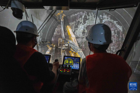 11月1日，在邵永高铁东安隧道施工现场，中铁二十五局工人操作三臂凿岩台车进行钻孔作业。