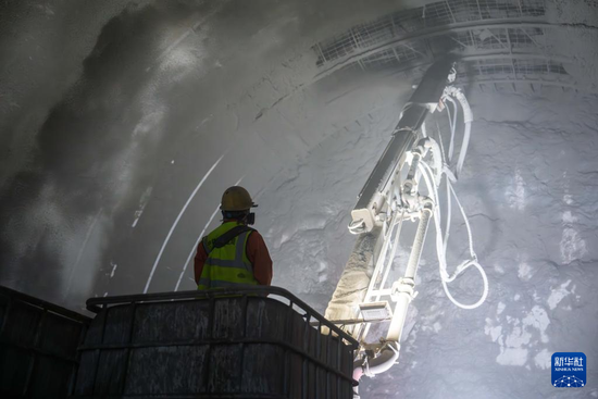 11月1日，在邵永高铁东安隧道施工现场，中铁二十五局工人操作湿喷台车进行喷浆作业。
