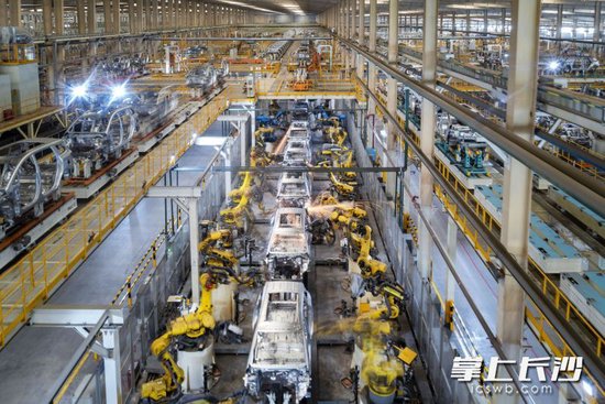 一台台腾势D9正从雨花经开区比亚迪工厂下线。均为资料图片