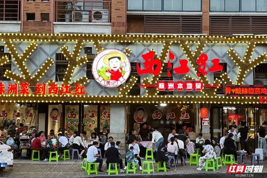 “西江红·株洲本地菜”门口，顾客正在排队等位。