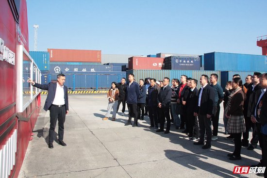 全体参训人员实地观摩长沙国际铁路港中欧班列发运现场。