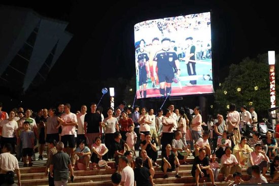 （5D大屏成了没有抢到球票的市民观赛的最佳选择）