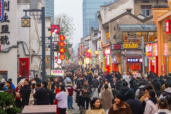 （1月2日，长沙市太平街人流涌动。湖南日报全媒体记者 童臻熙 摄）