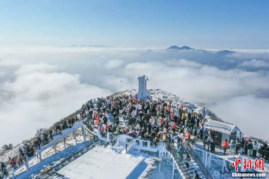 蓝山云冰山的云海雾凇吸客。彭华 摄