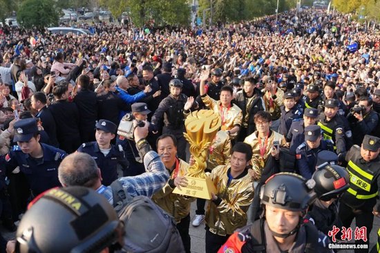 “湘超”冠军永州队凯旋，数万市民街头迎接。杨华峰 摄