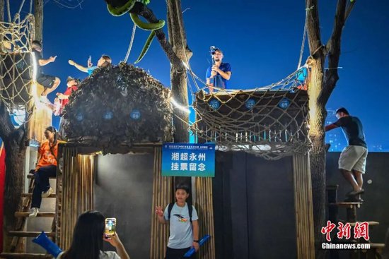 永州的 “挂票” 成全网名场面。郭立亮 摄