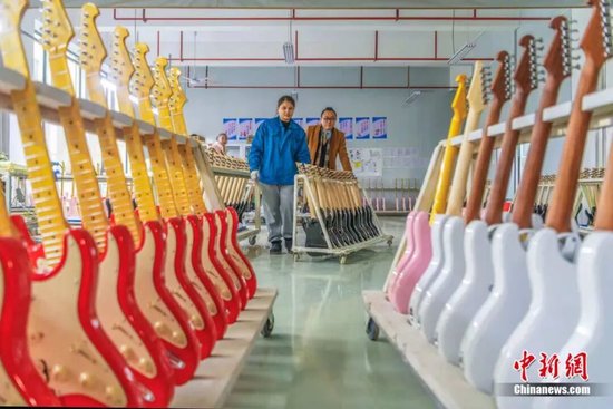 永州东安吉他热销海内外。蔡小平 摄