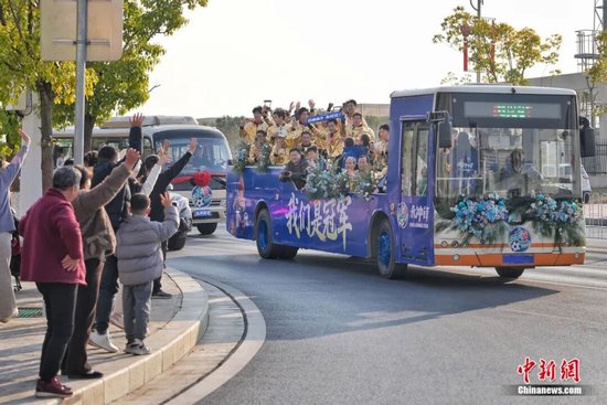 永州队乘坐用公交车爆改的花车巡游。杨华峰 摄