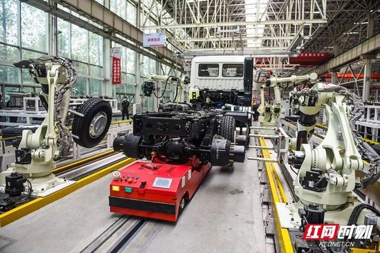 三一专汽搅拌车生产线。（申兴刚/摄）