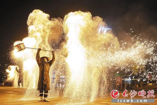 长沙铜官窑古镇的舞火龙、火壶、火魔方等火艺表演轮番登场。长沙晚报全媒体记者 周数邑 通讯员 叶友朋 冷文娟摄