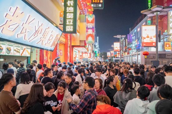 2月22日晚，春节假期，长沙市五一商圈人流如织、消费活跃。湖南日报全媒体记者 李健 摄