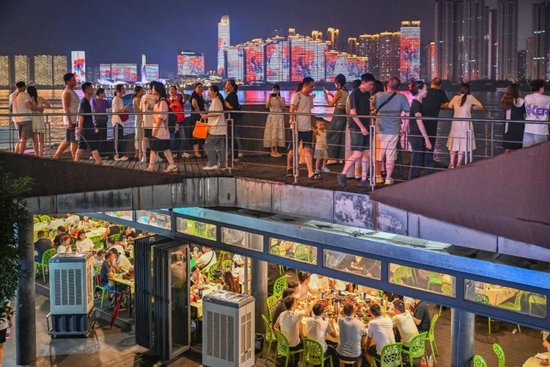 长沙滨江商圈渔人码头烟火气十足。湖南日报全媒体记者 郭立亮 摄