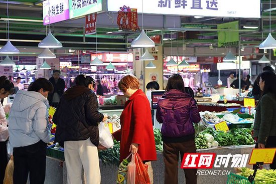 各类野生春菜带着泥土的清香，成为春日里最抢手的“时令美味”。