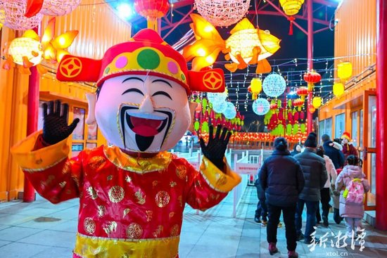 万楼・芒果青年码头民俗闹春活动现场。（全媒体记者 方阳 摄）