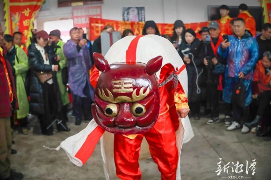 甘田狮灯表演。（通讯员 陈陟 摄）