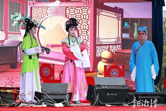 传统花鼓戏表演。（通讯员 李翠贤 摄）