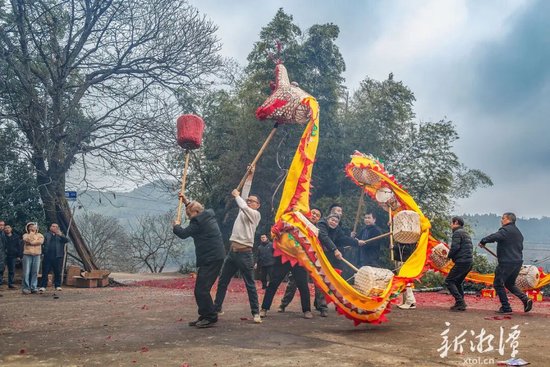 铜梁村民舞龙贺新春。（通讯员 肖灵 摄）