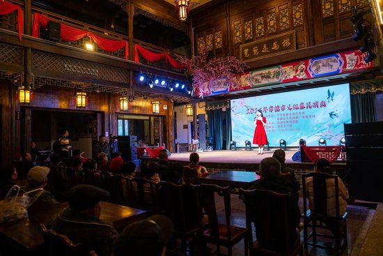 3月11日，在常德穿紫河畔的鸳鸯走马楼，文艺工作者为游客带来惠民演出。 新华社记者 陈思汗 摄