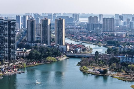 这是3月11日拍摄的穿紫河及岸边城市景色（无人机照片）。新华社记者 陈思汗 摄