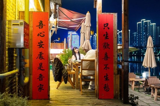 3月11日，游客在穿紫河畔的常德河街用餐。新华社记者 陈思汗 摄