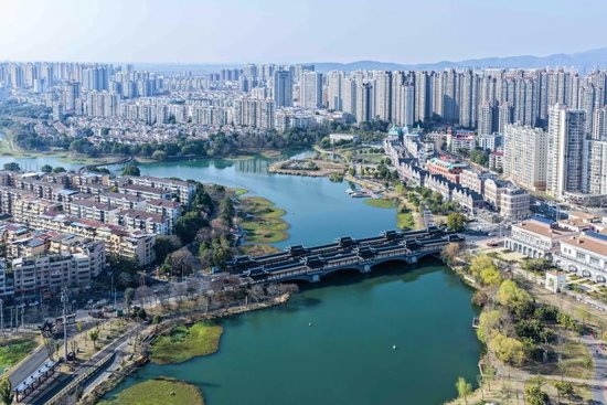 这是3月11日拍摄的穿紫河及岸边城市景色（无人机照片）。新华社记者 陈思汗 摄