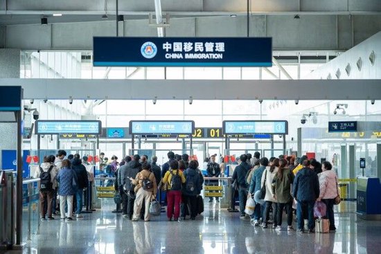 （张家界荷花机场口岸，旅客正在通关。通讯员 摄）