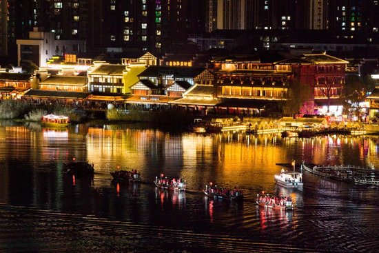 3月11日夜间，游客乘坐游船游览常德穿紫河（无人机照片）。 新华社记者 陈思汗 摄