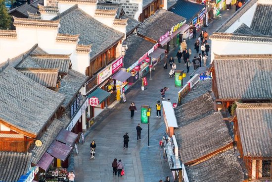 3月11日，游客在穿紫河畔的常德河街游玩（无人机照片）。新华社记者 陈思汗 摄