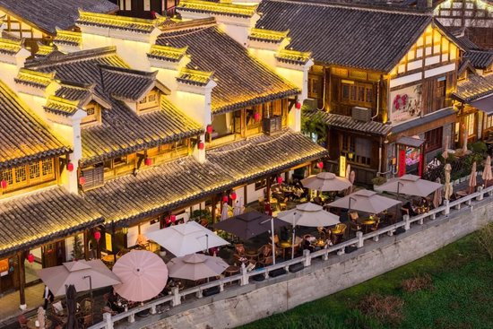 3月11日，游客在穿紫河畔的常德河街游玩（无人机照片）。 新华社记者 陈思汗 摄