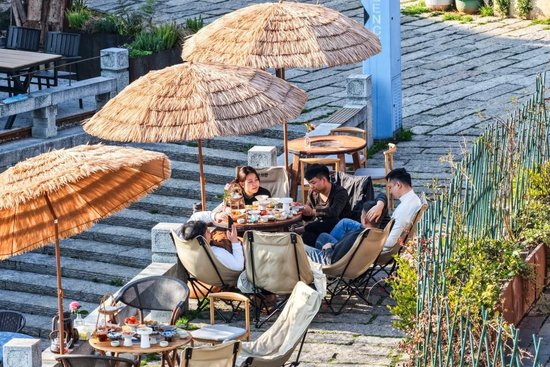 3月11日，市民在穿紫河畔的常德河街与友人聚会（无人机照片）。 新华社记者 陈思汗 摄