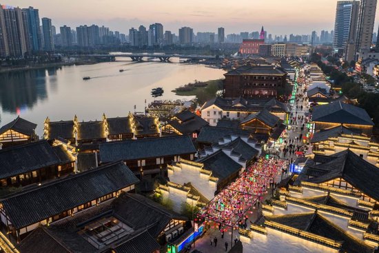 这是3月11日傍晚在穿紫河畔拍摄的常德河街（无人机照片）。 新华社记者 陈思汗 摄