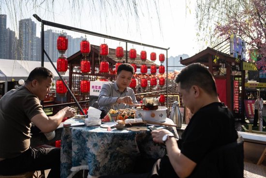 3月11日，市民在穿紫河畔的常德河街与友人聚会。 新华社记者 陈思汗 摄