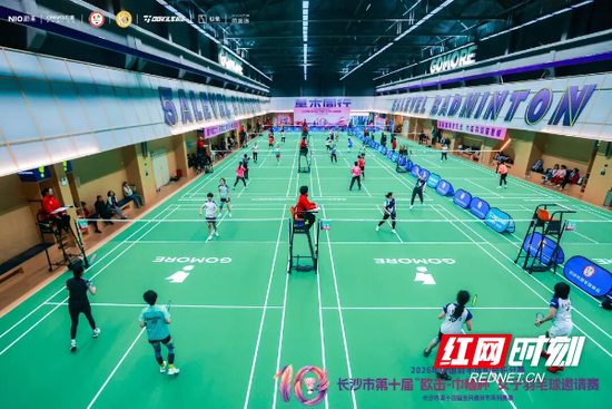 闲置厂房变身羽毛球馆。