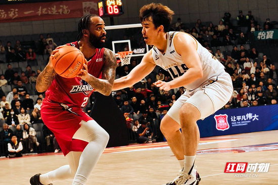  长沙勇胜外援基德（左）尝试突破香港金牛球员董健（右）的防守。