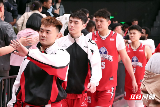 长沙勇胜球员赛后与球迷击掌谢场。