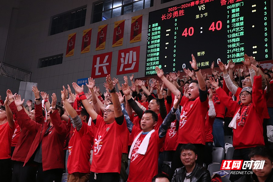  长沙球迷振臂助威。