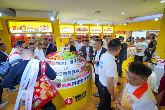 ▲平江辣味休闲食品展位前人头攒动，辣香四溢。（黄淼章/摄）