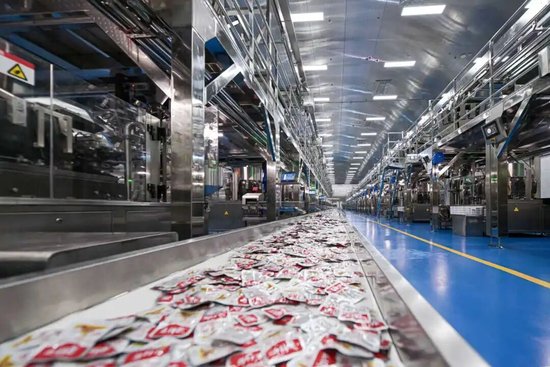 ▲劲仔食品生产车间。（图源：平江县高新区）