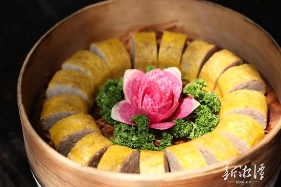 湘乡蛋糕花又叫湘乡蛋卷，是湘乡第一名菜，为各家各户招待客人的传统美食。