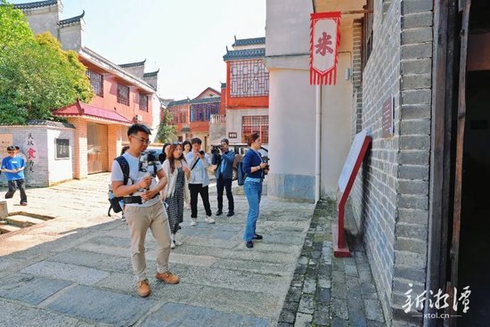 采风团在“长庆河”谷米行拍摄。（全媒体记者 周涟渭 摄）