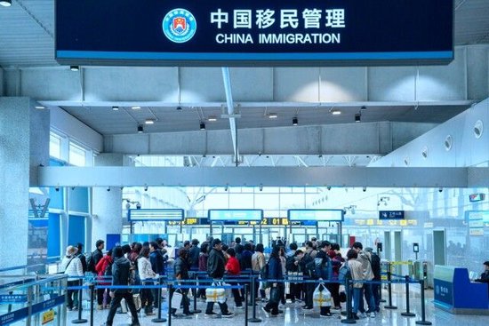 张家界荷花国际机场口岸，旅客正在通关。通讯员 摄