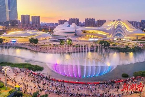 湘江新区通过传统焕新、空间破圈、业态突围，构建起生机勃勃的演艺生态。郭立亮 摄