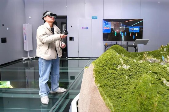 游客在张家界元宇宙馆体验VR项目。图/向韬