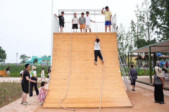 6月27日，小朋友在杨梅洲游玩